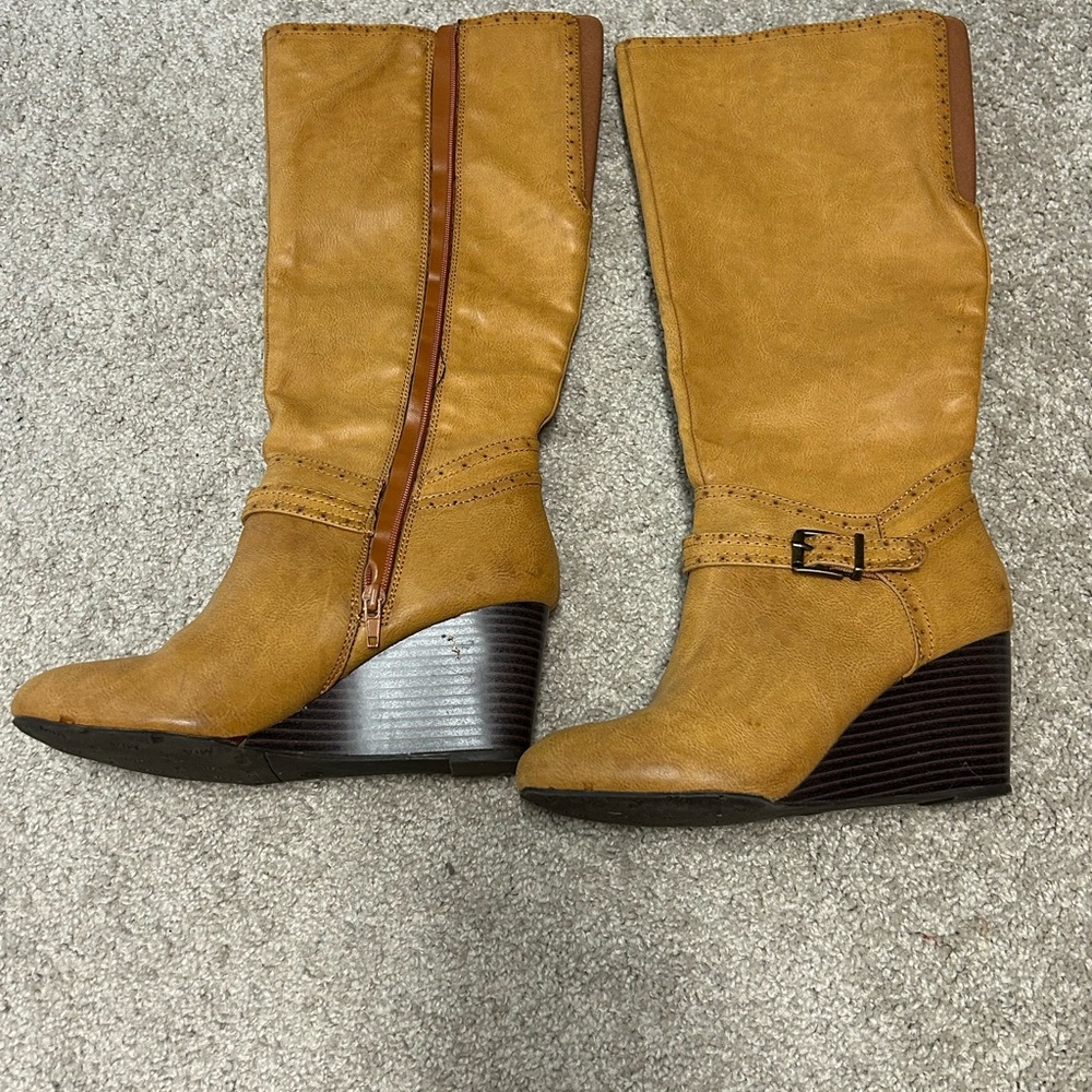 Wedge boots size 8